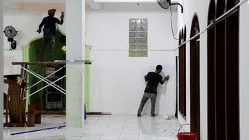 FOTO: Masjid SMA 72 Direnovasi Usai Ledakan