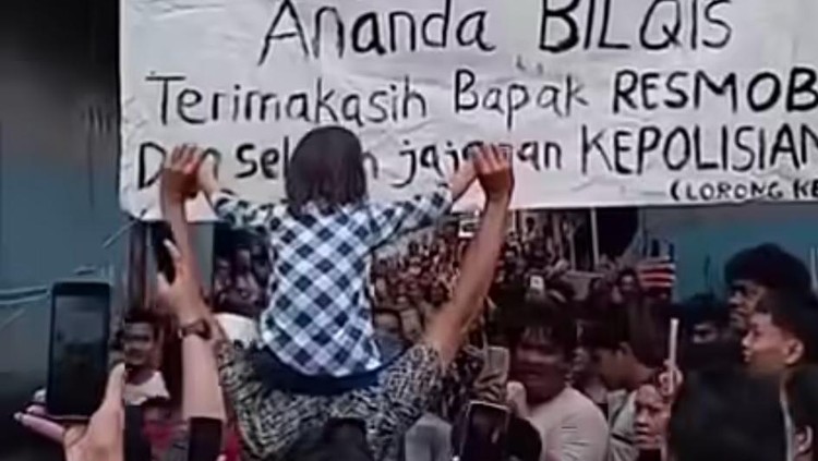 Momen balita bernama Bilqis (4) digendong ayahnya saat disambut kedatangannya oleh warga di Makassar.