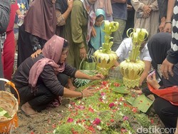 Ibu Reno Bersimpuh di Pusara Ikhlaskan Anak Jadi Korban Kerusuhan Kwitang