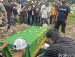 Tangis Ibu Iringi Pemakaman Reno yang Ditemukan Terbakar di Kwitang