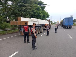 Ganggu Lalin, Truk Parkir Liar-PKL di 5 Pintu Tol Cirebon Ditertibkan