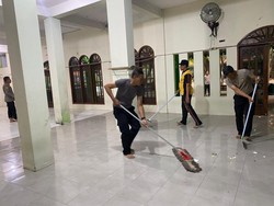 Momen Polisi Bersihkan dan Perbaiki Masjid SMAN 72 Jakarta Usai Ledakan