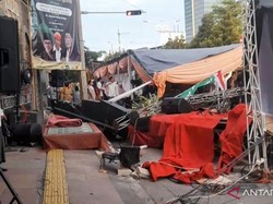 Mobil Tabrak Tenda untuk Acara Maulid di Jakbar, 2 Orang Terluka