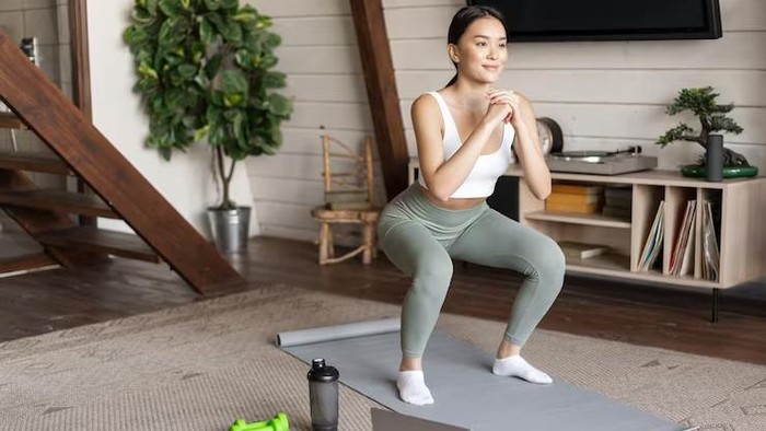 Squat membantu tubuh aktif dan memaksimalkan pembakaran. Gerakan ini efektif untuk mendukung bakar lemak perut. Praktis untuk dilakukan kapan saja.