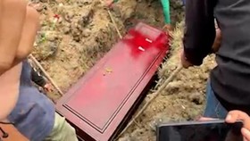 Isak Tangis Pemakaman Demonstran yang Ditemukan Tinggal Kerangka