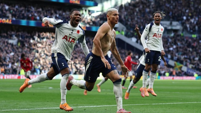 Richarlison sudah selebrasi buka baju yang berarti terkena kartu kuning namun Tottenham Hotspur batal menang atas Manchester United di akhir pertandingan.