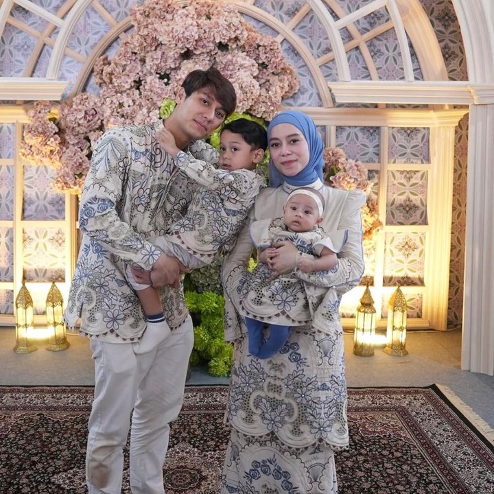 <p>Kini, Abang El sudah berusia tiga tahun, sementara sang adik Leshia baru menginjak usia sembilan bulan. Meski jarak usia mereka terbilang dekat, kedekatan kakak adik ini kerap mencuri perhatian netizen, Bunda. (Foto: Instagram @lestikejora)</p>