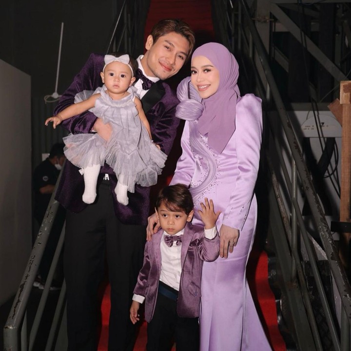 <p>Di momen Hari Ayah Nasional ini, Rizky Billar mendapat ucapan manis dari sang istri, Lesti Kejora yang tak kalah bikin publik tersentuh, Bunda. "<em>Happy Father's day</em> papa bi <em>@rizkybillar.</em> Terima kasih udah selalu kasi yang terbaik untuk kami. Terimakasih sudah menjadi papa yang hebat untuk anak-anak, dan suami yang sangat sempurna dalam segala hal. <em>Allahumma Baarik</em>. Sehat selalu dan selalu mengalir deras rezeki serta berkah an, di jauhkan dari segala marabahaya.<em> Aammiinn Allahumma Aammiin</em>n," tulis Lesti lewat Instagram Story-nya. (Foto: Instagram @lestikejora)</p>