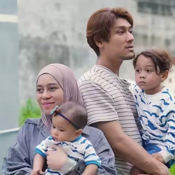 <p>Kini, penyanyi yang membawakan lagu <em>Kejora</em> ini tengah menjalani kehamilan ketiganya dan sudah memasuki trimester kedua.&nbsp;Menyambut calon adik baru yang sebentar lagi hadir, Abang El dan Leshia terlihat akur di berbagai kesempatan, Bunda. (Foto: Instagram @lestikejora)</p>