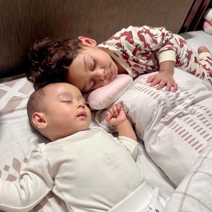 <p>Seperti dalam potretnya baru-baru ini, Abang El tampak menemani sang adik, Leshia, hingga tertidur pulas bersamanya. Putra sulung Lesti ini terlihat begitu sayang dengan adiknya ya, Bunda. (Foto: Instagram @lestikejora)</p>