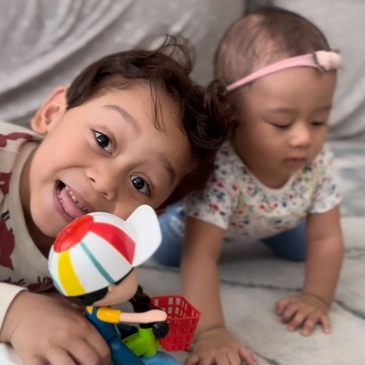 <p>Momen lainnya yang juga tak kalah menarik terlihat ketika Abang El tampak senang bisa bermain lebih lama bersama sang adik di waktu libur sekolahnya. "<em>Happy</em> banget Abang libur sekolah, jadi pagi-pagi bisa main lebih banyak sama ade..bantuin Papa Bunda jagain ade..Abang sayanggggg banget sama ade, ade jangan nakal ya abang ajak beli jajanan," tulis lewat Instagram <em>@levianbillar.</em> (Foto: Instagram @lestikejora)</p>