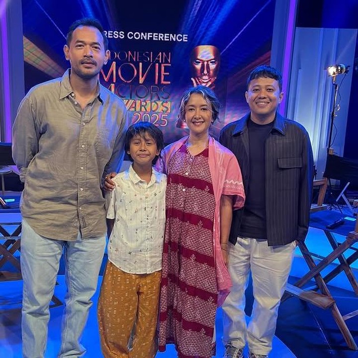 <p>Mengikuti jejak kedua orang tuanya yang juga berbakat di dunia akting, Den Bagus berhasil masuk nominasi lewat perannya dalam film <em>Keluarga Super Irit</em>. Sebagai orang tua, Widi Mulia dan Dwi Sasono tak menyangka sang anak bisa masuk nominasi tersebut. (Foto: Instagram @thesasonosfam)</p>