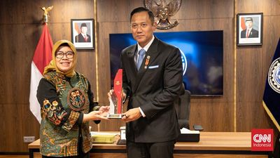 AHY Terima Excellence in Infrastructure and Connectivity Development