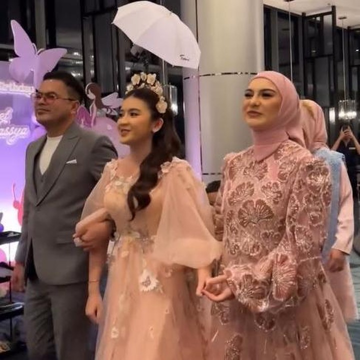 <p>Selama acara berlangsung, Irish Bella tampak selalu mendampingi Hassya. Dalam satu momen sebelum tiup lilin, Irish Bella sempat mengucapkan selamat ulang tahun untuk putri sambungnya itu. Perempuan 29 tahun ini juga mengungkap hal serupa dalam unggahan di Instagram Stories. <em>"Happy birthday Adek, We love you</em> Adek sayang @hassyaa_r," kata Irish Bella. (Foto: Instagram @_irishbella_)</p>