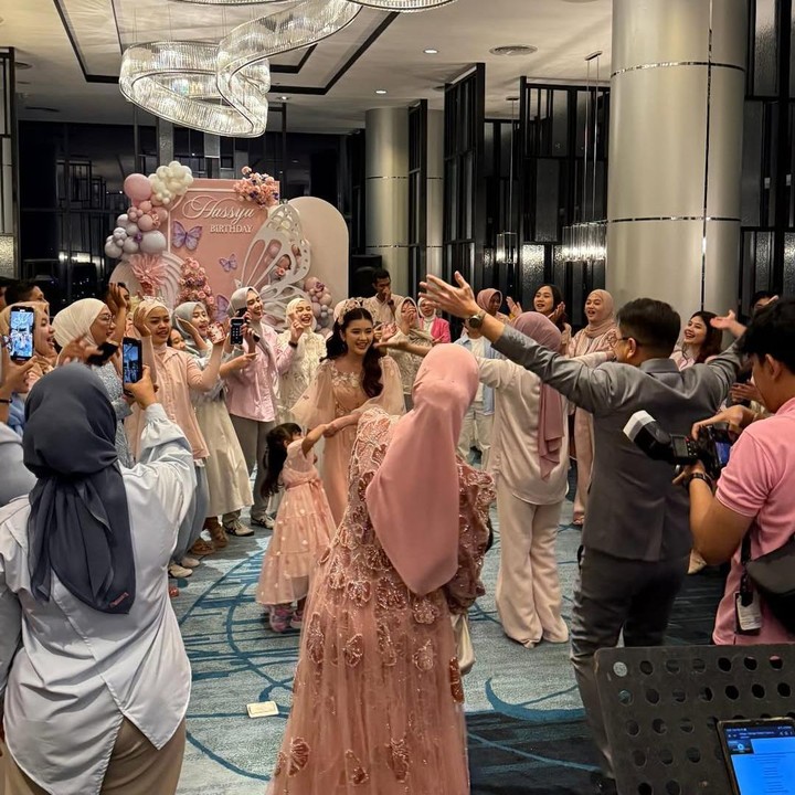 <p>Artis Irish Bella memiliki dua anak sambung dari pernikahannya dengan pengusaha Haldy Sabri. Mereka adalah Hassya Ramadhani Sabri dan Syifa Mutiara Sabri. Baru-baru ini, salah satu anak sambung Irish, Hassya Sabri, berulang tahun ke-21. Irish dan suami pun memutuskan untuk menggelar pesta perayaan ulang tahun untuk Hassya di hari spesialnya. (Foto: Instagram @_irishbella_)</p>