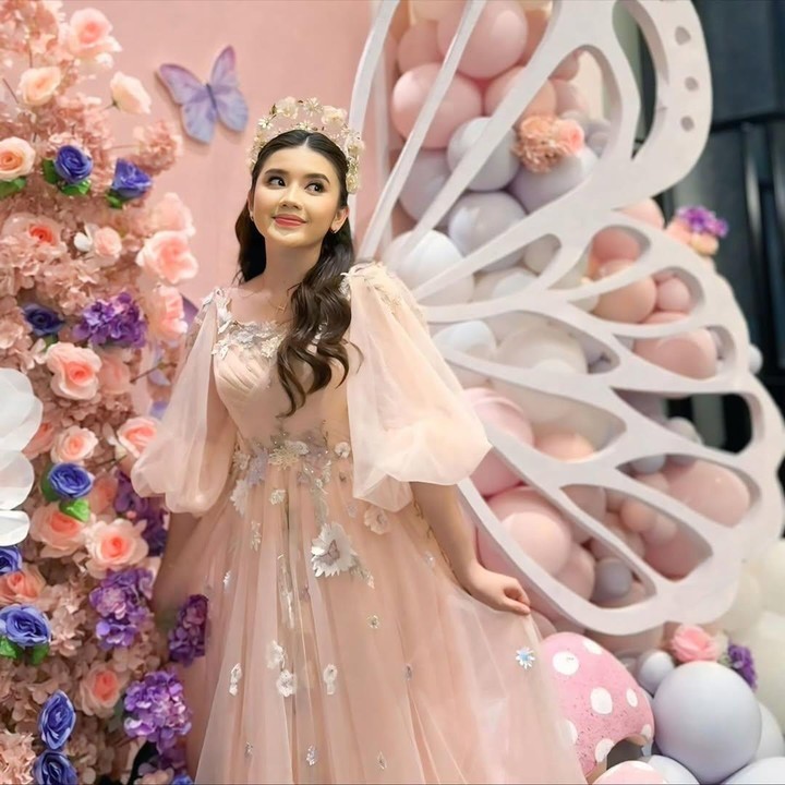 <p>Pesta ulang tahun Hassya berlangsung cukup meriah, yang dihadiri oleh keluarga dan teman dekatnya. Di pesta ini, Hassya tampil cantik bak princess. Ia terlihat anggun mengenakan gaun berwatna peach dan hiasan bunga bak mahkota mengelilingi rambut panjangnya yang setengah tergerai. (Foto: Instagram @haldy_sabri)</p>