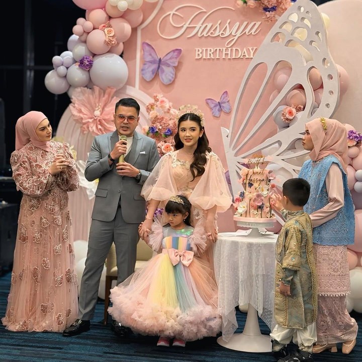 <p>Dalam perayaan ulang tahun ini, sebagian keluarga besar Irish dan Haldy terlihat kompak mengenakan baju bernuansa warna peach. Sebagai ibu sambung Hassya, Irish Bella tampak mengenakan baju berwarna senada dengan putri sambungnya. Begitu pun dengan anak sambungnya yang lain, yakni Syifa. Tak ketinggalan, kedua anak kandung Irish juga tampil menggemaskan karena mengenakan kostum ala pangeran dan putri di acara ini. (Foto: Instagram @haldy_sabri/ @_irishbella_)</p>