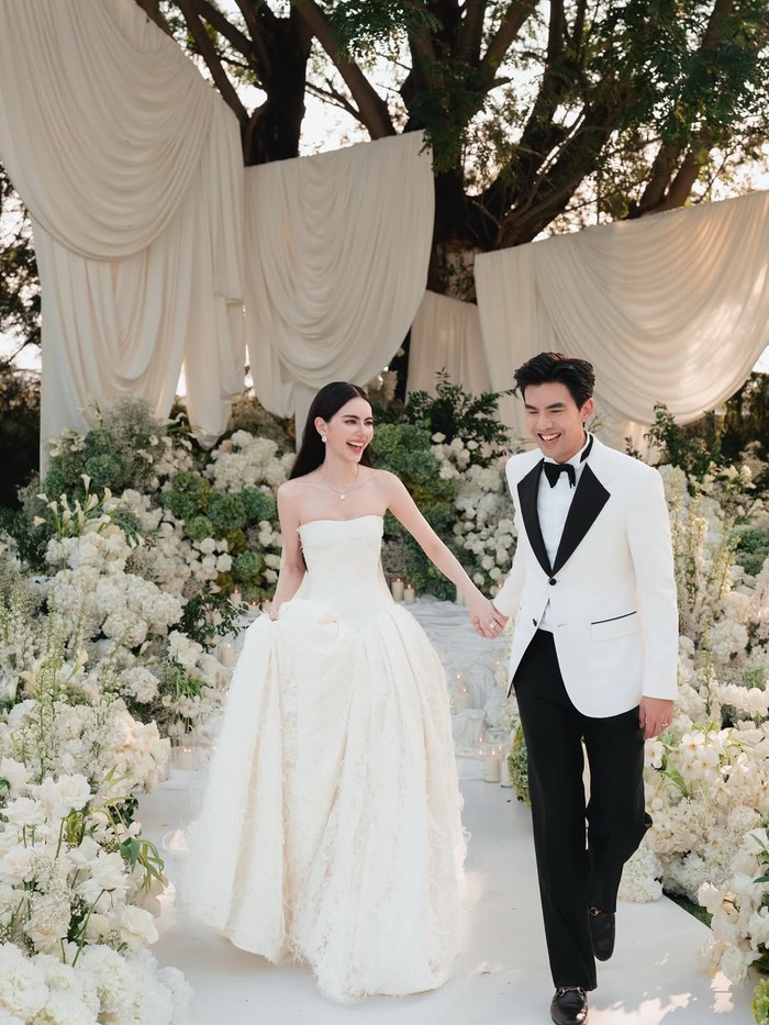 Busana pengantin Davika Hoorne dan Ter Chantavit