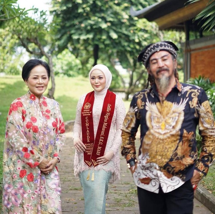 <p>Tentu saja <em>postingan</em> itu juga langsung dibanjiri ucapan selamat dari publik. &ldquo;<em>Proud of u</em> kesayangan,&rdquo; tulis akun <em>@tiaraadi****.&nbsp;</em>&ldquo;Huaa keren bgtt, super proudd,&rdquo; tulis akun <em>@khalistal****.&nbsp;</em>(Foto: Instagram @cecilliagina)</p>