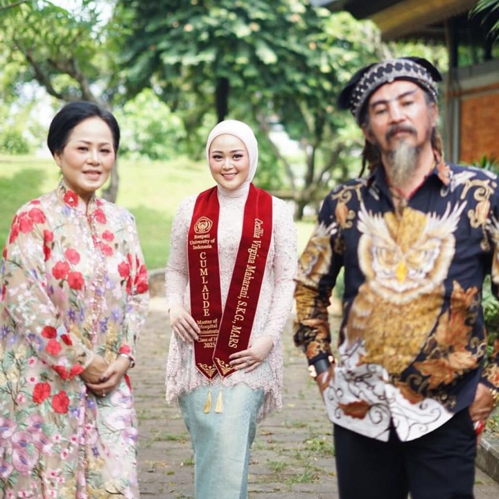 <p>Kebahagiaan tengah menyelimuti putri pesulap Limbad yang bernama Cecillia Gina. Ia baru saja menyelesaikan pendidikan Magister alias S2 dengan predikat <em>cum laude</em>, Bunda. (Foto: Instagram @cecilliagina)</p>