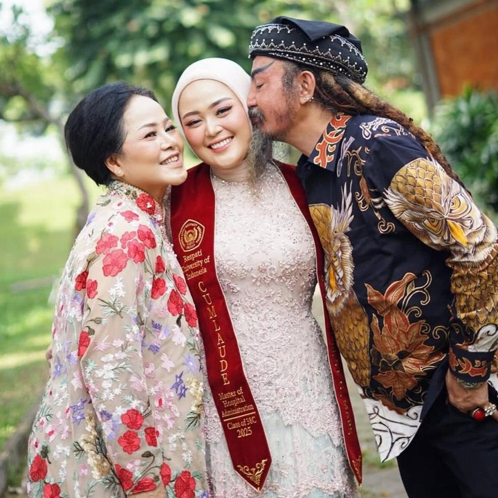 <p>Dalam unggahan itu, Cecillia mengabadikan momen bersama keluarga tercintanya, termasuk sang ayah dan ibunda. Ia diketahui lulus sebagai mahasiswa pascarjana administrasi rumah sakit dari Universitas Respati Indonesia.&nbsp;(Foto: Instagram @cecilliagina)</p>