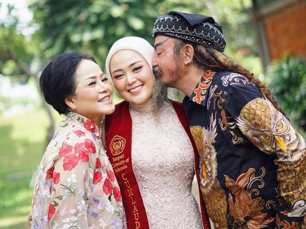 5 Potret Wisuda S2 Cecillia Gina Putri Limbad, Lulus Predikat Cum Laude