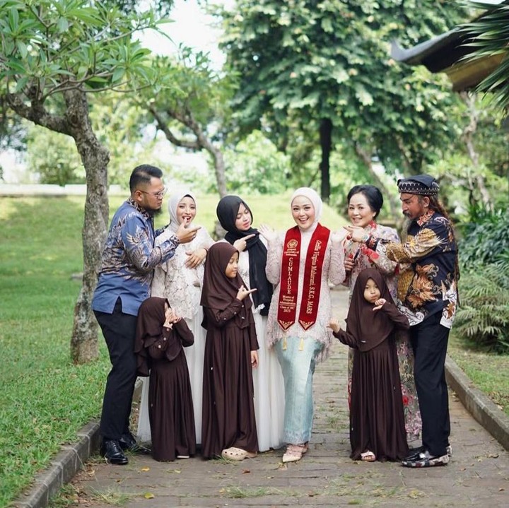 <p>Kabar ini diungkap langsung melalui beberapa momen yang dibagikan oleh Cecillia di akun Instagram pribadinya. &ldquo;Tidak bisa melakukannya tanpa mereka,&rdquo; tulis akun <em>@cecilliagina,</em> Senin (10/11/2025).&nbsp;(Foto: Instagram @cecilliagina)</p>