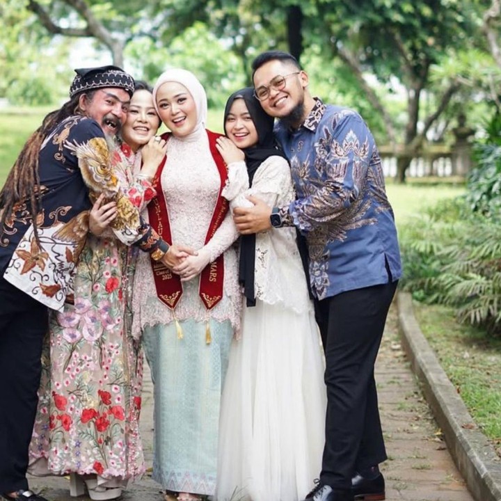 <p>Limbad yang biasanya tampil memancing ketegangan itu, kini terlihat tak bisa menyembunyikan perasaan bahagianya di hari kelulusan sang putri. Ia pun memperlihatkan senyuman lebarnya.&nbsp;(Foto: Instagram @cecilliagina)</p>