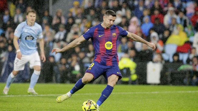 Barcelona mendekati Real Madrid usai menang 4-2 atas Celta Vigo pada pekan ke-12 Liga Spanyol di Stadion Balaidos, Senin (10/11) dini hari WIB.