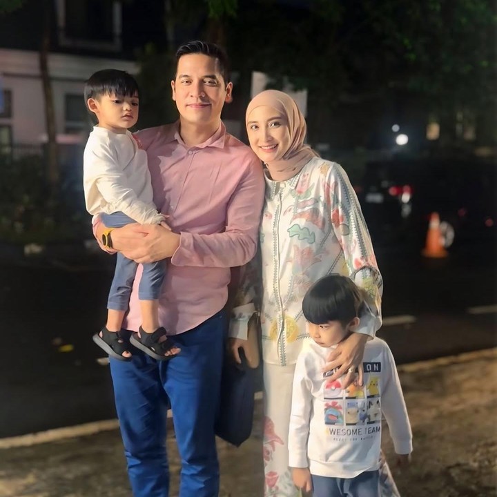 <p>Di kehamilan ketiga ini, Chacha masih tetap aktif bergerak dan melakukan aktivitas yang disukainya, Bunda. Baru-baru ini, Chacha menyempatkan diri untuk menonton konser Maher Zain di Istora Senayan bersama sang suami. Perlu diketahui, Chaca dan suaminya Ricky Perdana resmi menikah pada tahun 2016. Keduanya telah dikaruniai dua anak laki-laki, yakni Xavier Shaquille Perdana dan Kenizio Alluca Perdana. (Foto: Instagram @chacathakya15)</p>
