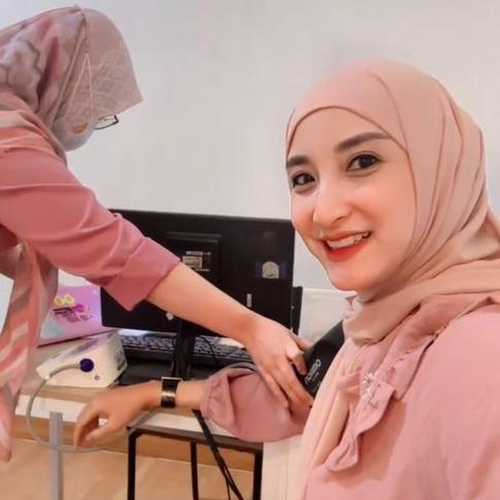 <p>Belum lama ini, Chaca kembali mengunggah konten terkait kehamilan ketiganya di Instagram. Kali ini, perempuan bernama lengkap Shinta Rizky Aulia itu membagikan videonya saat melakukan pemeriksaan ke dokter, sambil ditemani suami dan ibu mertuanya. Hasil pemeriksaan menunjukkan bahwa kehamilan dan janin di dalam kandungan Chaca dalam kondisi sehat, Bunda. (Foto: Instagram @chacathakya15)</p>