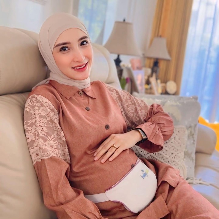 <p>Kabar bahagia datang dari artis dan Bunda seleb Chaca Thakya. Istri aktor Ricky Perdana ini baru saja mengumumkan kabar kehamilan ketiganya ke publik. Saat ini, usia kehamilan Chaca sudah memasuki trimester kedua. (Foto: Instagram @chacathakya15)</p>