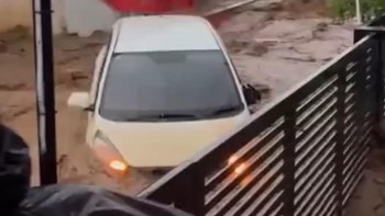 Momen Banjir Bandang Seret Mobil di Bumiayu Brebes