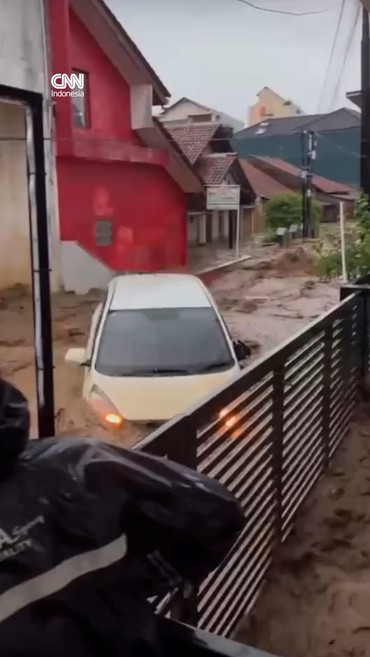 Momen Banjir Bandang Seret Mobil di Bumiayu Brebes