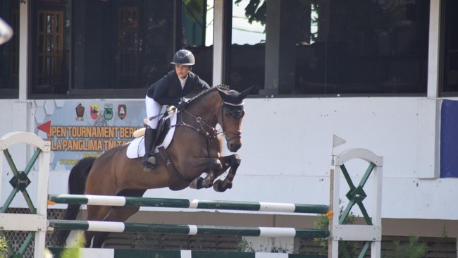 Empat atlet berkuda berbakat Indonesia bersaing ketat di kelas Kategori A 130 cm seri 1 dan 2 FEI Jumping World Challenge 2025.