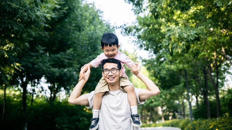 Fenomena Dad Guilt pada Para Ayah Baru: Rasa Bersalah yang Jarang Dibicarakan