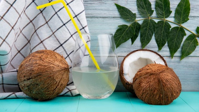 5 Manfaat Air Kelapa untuk Kulit Cerah dan Lembap Alami, Wajib Tahu!
