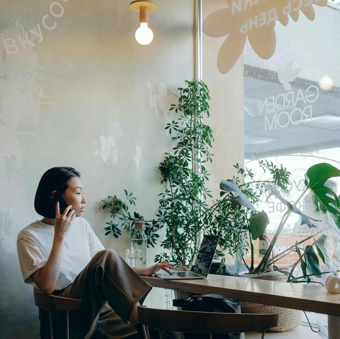 Tetap tenang dalam kondisi apa pun. Bersikap hati-hati dalam merespon dan mengontrol emosi akan menunjukkan kedewasaan diri.