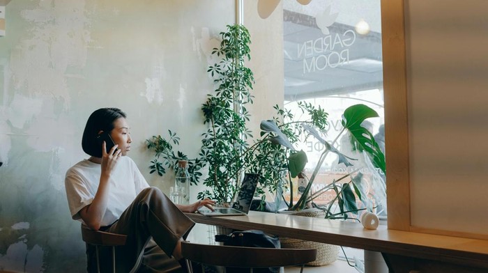 Tetap tenang dalam kondisi apa pun. Bersikap hati-hati dalam merespon dan mengontrol emosi akan menunjukkan kedewasaan diri.