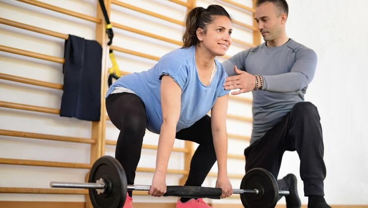 Ilustrasi Ibu Hamil Olahraga Angkat Beban