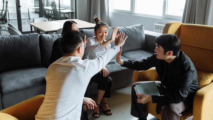 Menghargai usaha orang lain. Terlebih ketika ada kerja sama tim, menyampaikan terima kasih dan menyebutkan kontribusi setiap individu akan membuat mereka dihargai.