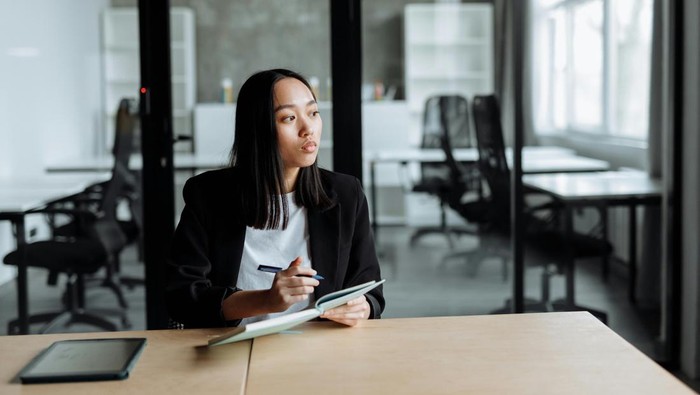 Stop menunggu ada motivasi. Motivasi tidak bisa diandalkan untuk menuntaskan suatu pekerjaan.