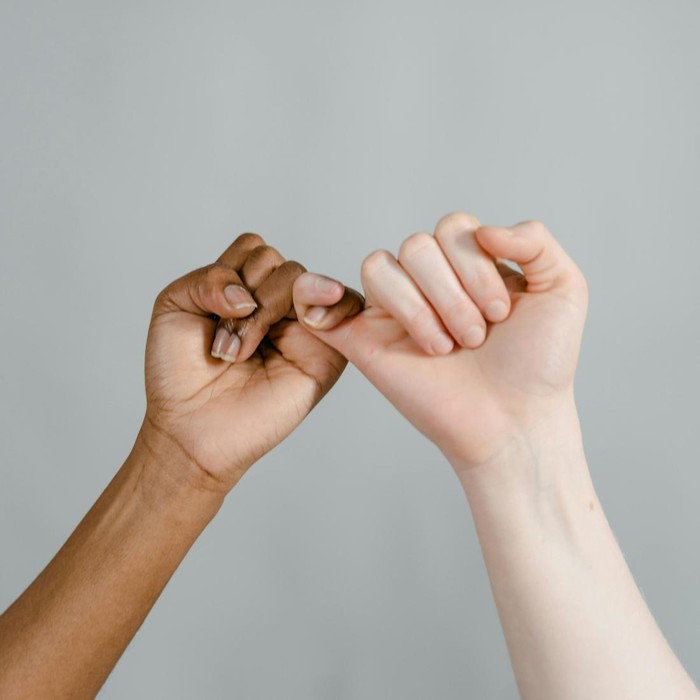 Menepati janji dan komitmen menunjukkan seseorang bisa diandalkan. Ketika tidak bisa menepatinya, komunikasikan sesegera mungkin dan terus terang.