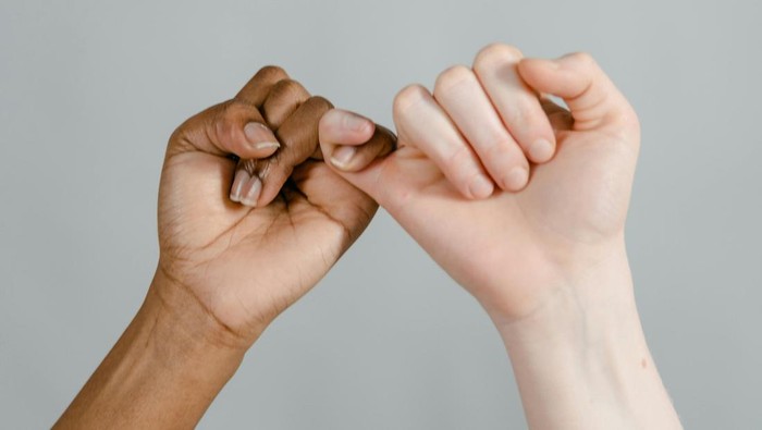 Menepati janji dan komitmen menunjukkan seseorang bisa diandalkan. Ketika tidak bisa menepatinya, komunikasikan sesegera mungkin dan terus terang.