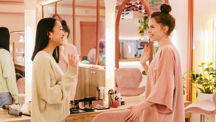 Mengingat nama dan gunakan nama orang tersebut saat menyapa atau ngobrol. Hal sepele ini akan berarti buat orang lain.