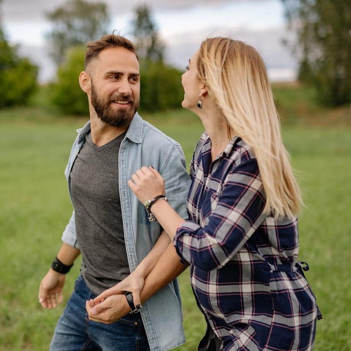 Pisces termasuk ke dalam zodiak yang dikenal mudah jatuh cinta. Pisces memandang cinta bukan sebuah pengalaman melainkan kehidupan yang penuh suka cita.