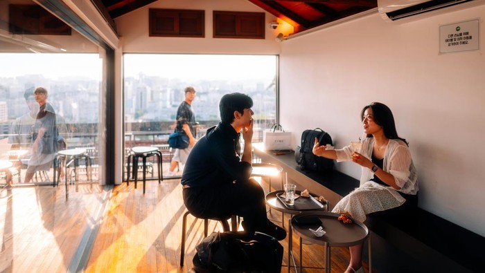 Menjadi pendengar yang baik ketika orang lain bercerita. Berikan respon yang sesuai dan tidak memberikan nasihat ketika tidak diminta.