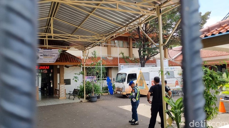 Insiden ledakan di SMAN 72 Jakarta menyebabkan 96 orang terluka. Seorang murid harus menjalani operasi ketiga kalinya akibat terkena ledakan. (Taufiq/detikcom)