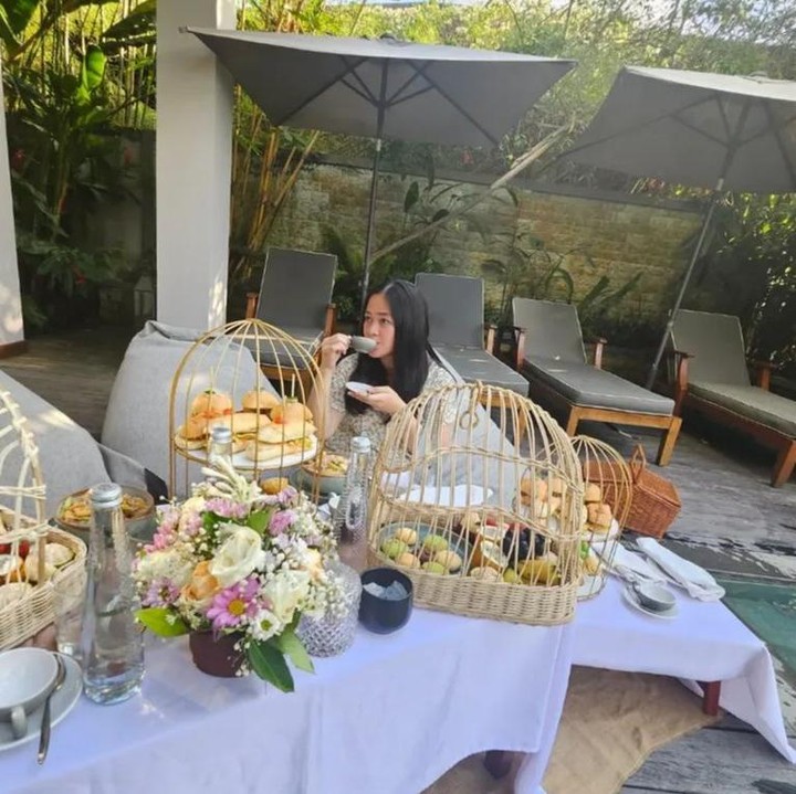 <p>Di sana, Gracia juga menginap di sebuah villa cantik yang bernama Samsara Ubud, Bunda. Seperti dalam potretnya ini, Gracia tampak menikmati suasana pagi di Ubud sembari menyantap sarapan yang terlihat begitu istimewa, Bunda. (Foto: Instagram @graciaz14)</p>