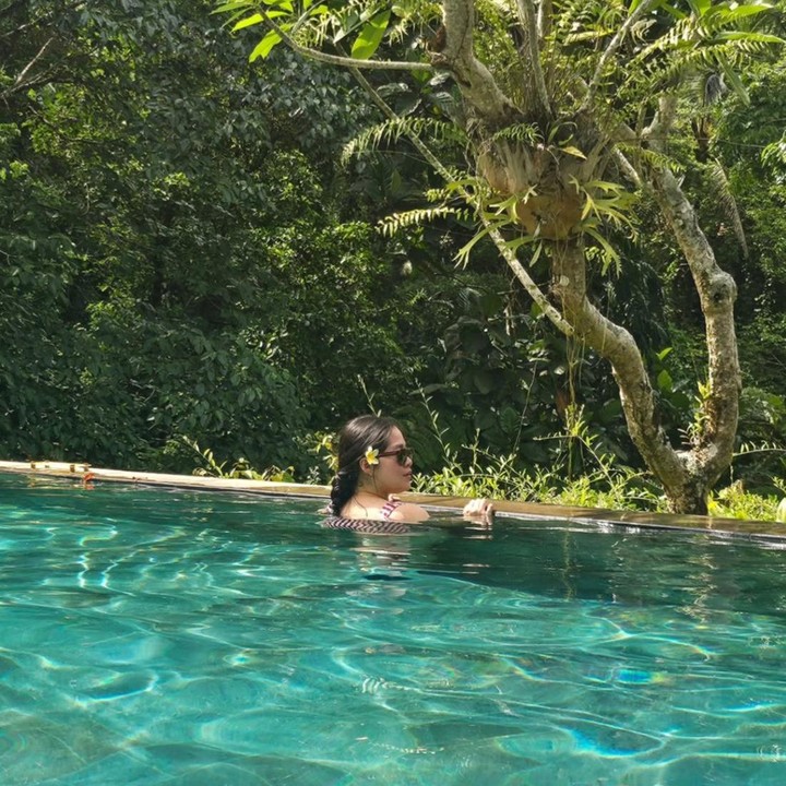 <p>Tak berhenti sampai di situ saja, ia juga menikmati waktunya dengan berenang di <em>private pool</em> sambil merasakan sejuknya udara Ubud. Liburannya di Bali kali ini terasa begitu menyenangkan bagi Gracia, Bunda. (Foto: Instagram @graciaz14)</p>
